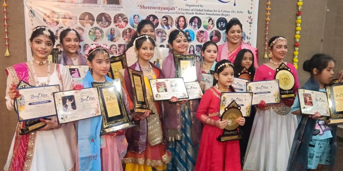 रायगढ़ के बच्चों की कलाओ से महक उठा वृंदावन धाम ™️ आयत कत्थक डांस एकेडमी की ट्रेनर तब्बू को मिला ब्रज कला आचार्य शिरोमणि पुरस्कार ™️